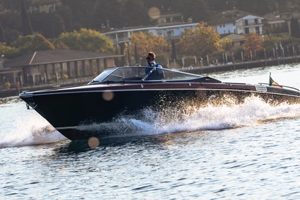 Privatausflug auf der Riva mit Bootsführer ab Gardone: die Eleganz eines zeitlosen Bootes am Gardasee